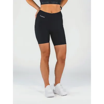Fusion Women's Short Gym Tights er designet til at imødekomme selv de mest intense træningsbehov. Med en all-cover funktion på bagsiden og praktiske lommer er disse tights ideelle til funktionel træning og sikrer komfort og bevægelsesfrihed under alle øvelser i farven black.